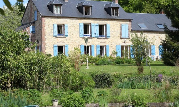 Les Authieux-du-Puits Cottage | Charming Duplex in Heart of Stud Farm Country with Garden and WIFI