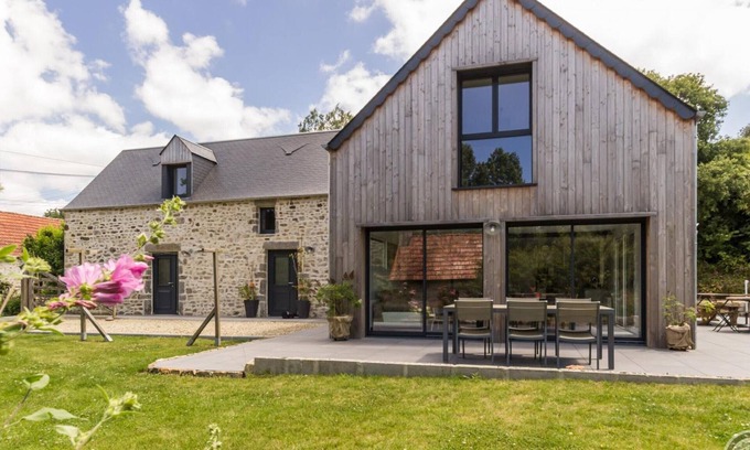 Les Moitiers-d'Allonne Cottage | Charming Riverside House with Garden