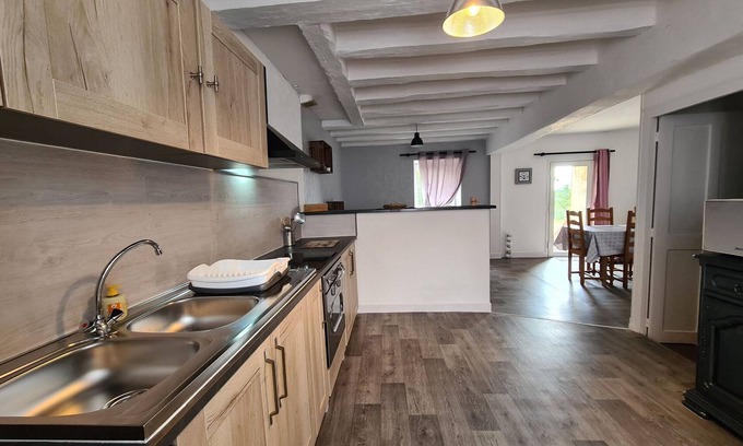 Verneuil-sur-Igneraie Cottage | Charming Countryside Home with Garden, Near Historic Sites