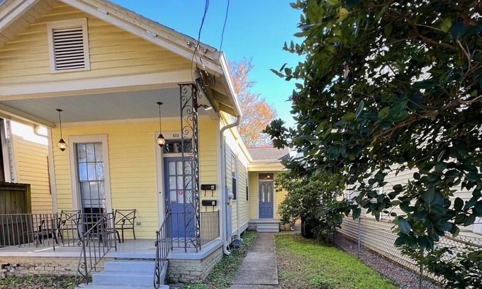 East Riverside Apartment | Charming Garden Apartment in the Heart of Uptown