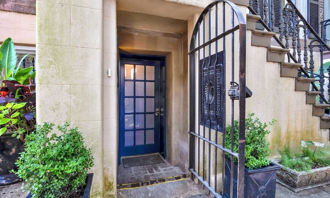 Historic Downtown Savannah Apartment | “Charming Garden Retreat – Where Comfort Meets Character”