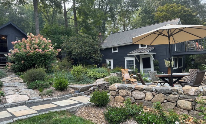 Newtown Cottage | Charming Gardener’s Cottage on a Quiet Country Road