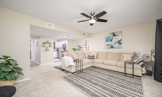 Wright House | Charming Getaway - 2 bedroom townhome in Ft. Walton Beach. Pet Friendly