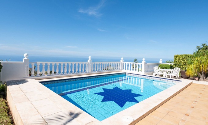 Puntillo del Sol Ski Chalet | Charming Getaway in El Sauzal: Enjoy Comfort, Nature, and a Private Pool