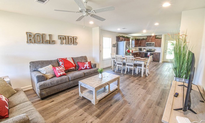 Tuscaloosa House | Charming Getaway ★ Perfect for Game Day and Campus Visit ★ Parking 2 Car Garage