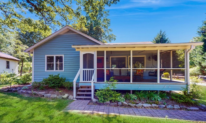 Flat Rock Cottage | Charming Getaway w/Luxe Interior & Screened Patio - Near Attractions