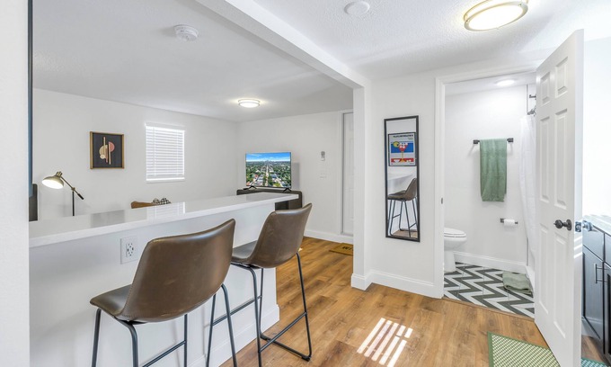 Historic Kenwood Apartment | Charming grand central studio-parking, WiFi, furnished