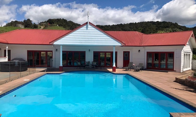 Tamaterau Villa | Charming hill top retreat with bay and mountain views.