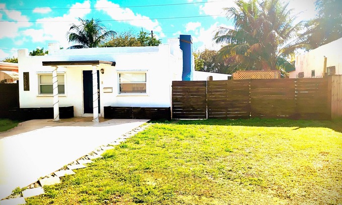 Little Ranches House | Charming Historic 2-Bedroom Bungalow-Fantastic by Downtown Hollywood w/Wi-Fi,+
