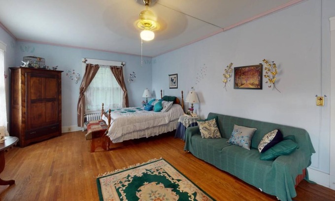Wausau Bed & Breakfast | Charming, Historic bed & breakfast in awesome Wausau with WiFi, AC & parking