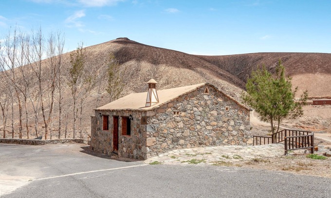 Pajara House | Charming Holiday Home “Alonso” with Mountain View, Terrace & Wi-Fi