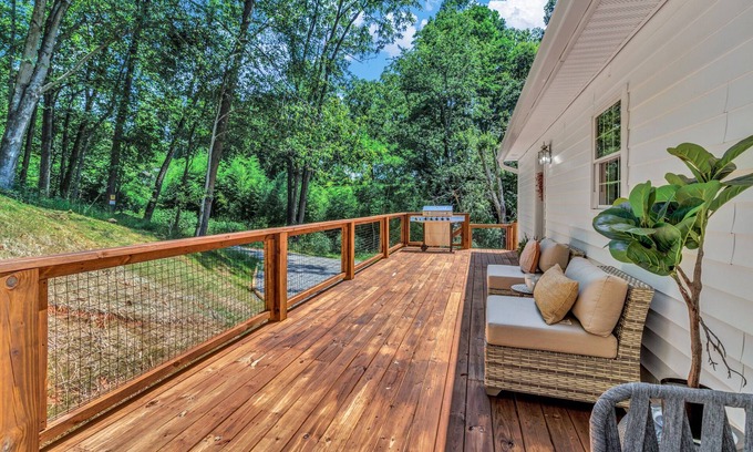 Waynesville House | Charming Home - 3BR with a Large Outdoor Deck