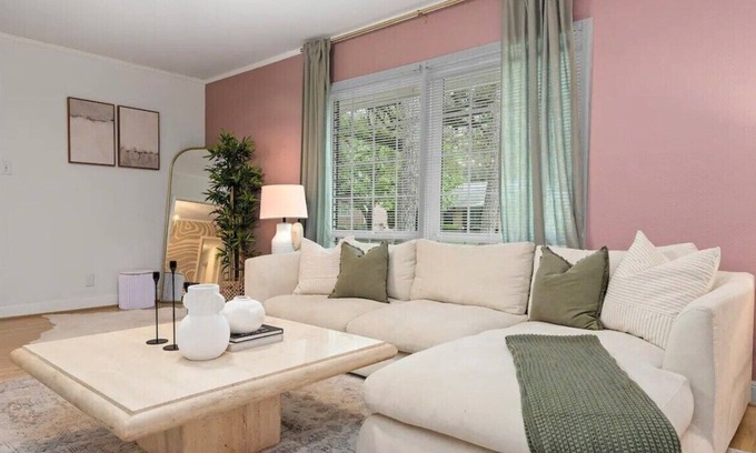 Braeswood Place House | Charming Home in Braeswood King Beds Wifi