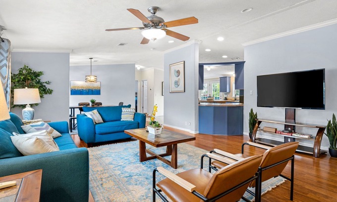 Dripping Springs House | Charming Home - 8 acres Ranch - Venues & Breweries