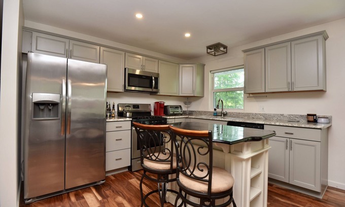 Saratoga Springs House | Charming home in wonderful Saratoga Springs walk to Concerts at Spac -Hot tub