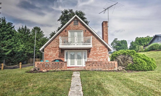 Ingles House | Charming Home with Private Dock on Claytor Lake!