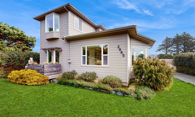 Bandon House | Charming home with WiFi, deck, & grill - 1 block to the beach