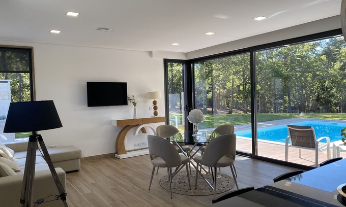 Fafe Villa | CHARMING HOUSE WITH POOL IN A QUIET AND RELAXING PRIVATE PARK