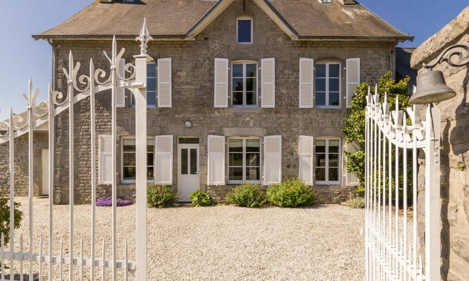 Montchaton Cottage | Charming house in Montchaton, enclosed garden, pets allowed