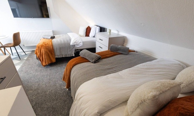 Darlington House | Charming House in Darlington with Parking Sleeps 9