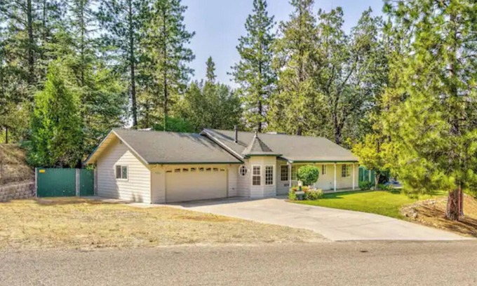 Oakhurst House | Charming house in green heaven with pool table with lovely backyard