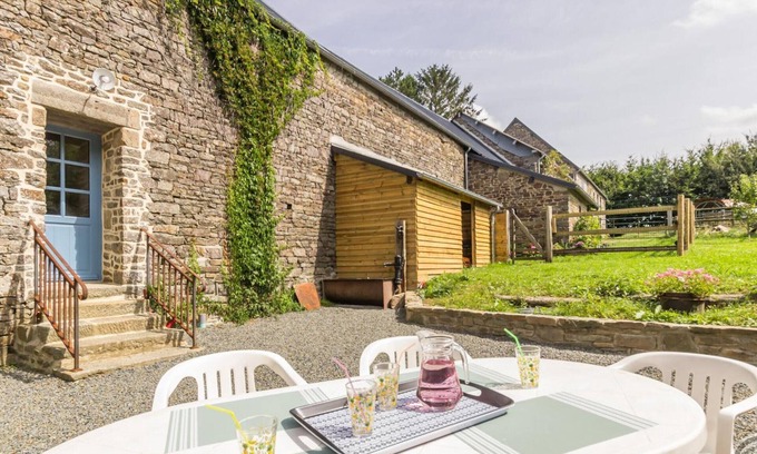 Le Tanu Cottage | Charming house in the heart of Manoir du Bois Frou