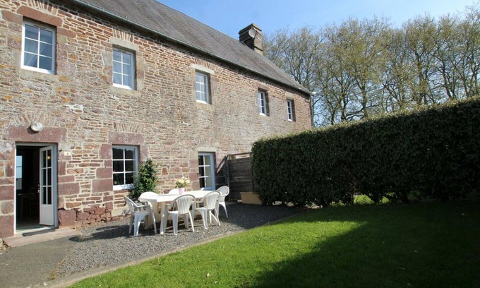 Ver Cottage | Charming house with fireplace in South Manche, pets allowed