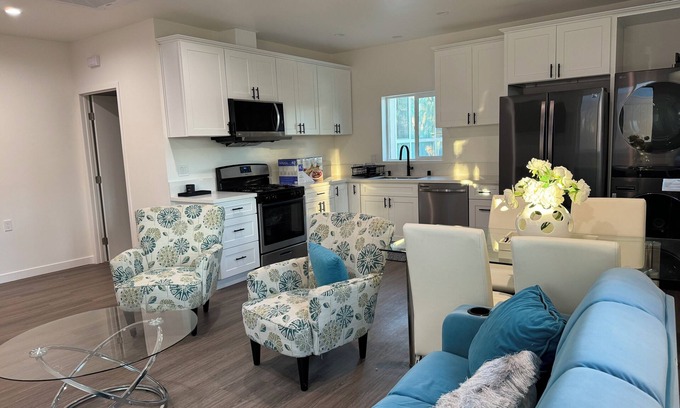 Chatsworth House | Charming house with WiFi and AC in fantastic Los Angeles.