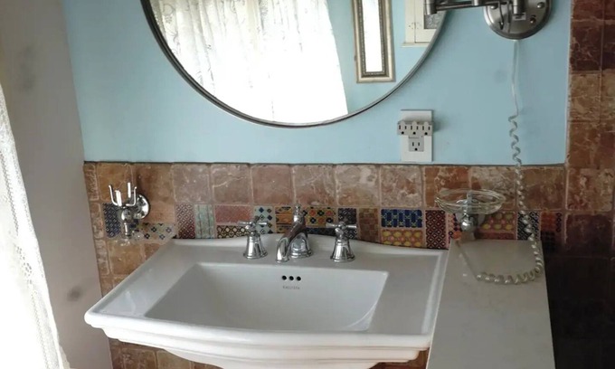 James Bay House | Charming James Bay Guesthouse by Fisherman's Wharf