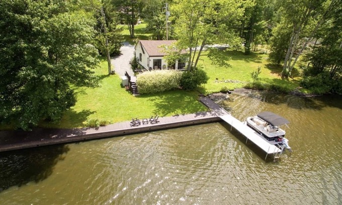 Swan Lake Cottage | Charming Lake Front Cottage