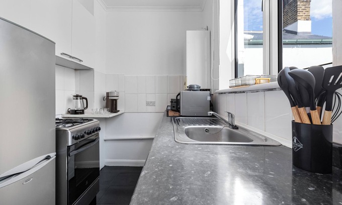 The Lane Apartment | Charming London Apartment Near City Center