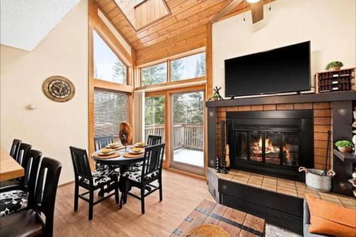 Lutsen Apartment | Charming Lutsen Ski-In Ski-Out Townhome with Pools and Hot Tub