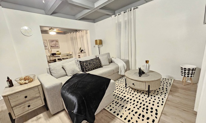 Waukegan House | Charming, luxe, modern home near Naval base, Six flags, Casino, Gurnee Mills