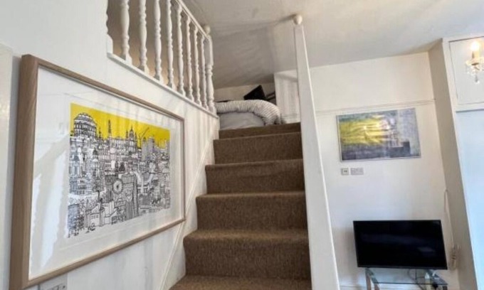 East Putney Apartment | Charming Maisonette Studio Flat in the Heart of Putney