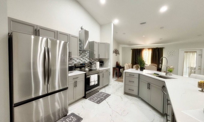 Port Malabar House | Charming & Modern 4-bedroom 2-bathroom in brilliant Palm Bay