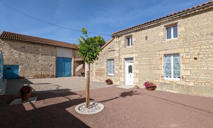 Puyreaux Cottage | *Charming Modern Cottage in Peaceful Village, Baby-Friendly, Wi-Fi, BBQ, Close to Cultural Sites*