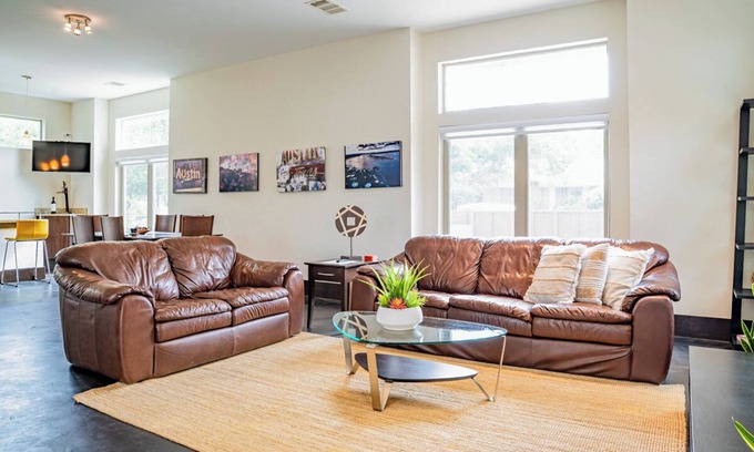 Central East Austin House | Charming Modern Home - Close to everything DT, UT!
