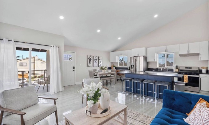 Garfield Apartment | Charming Newly Remodeled 2-bedroom with Balcony in fantastic Huntington Beach