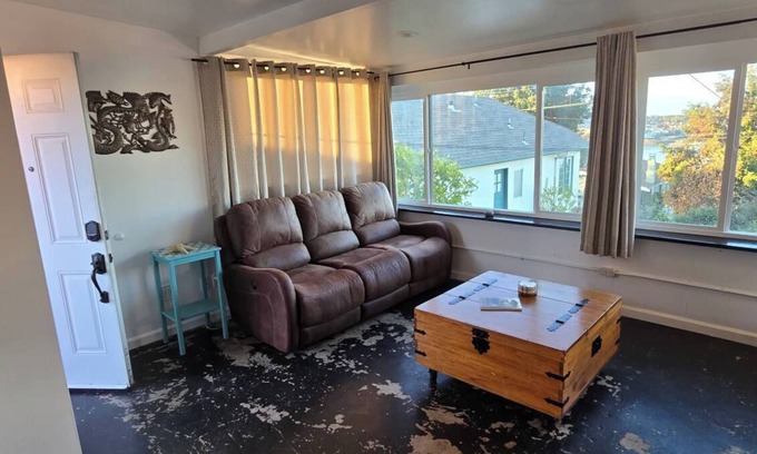 Contra Costa County Apartment | Charming One Bedroom Apartment with View of the Carquinez Straits