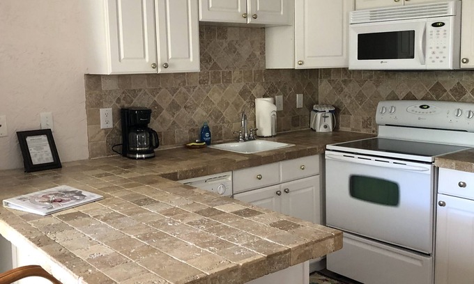 Ruskin House | Charming One Bedroom Cottage Fully Furnished