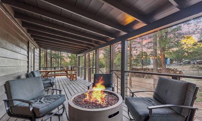 Show Low House | Charming Pines Cabin/Fireplace + BBQ Retreat
