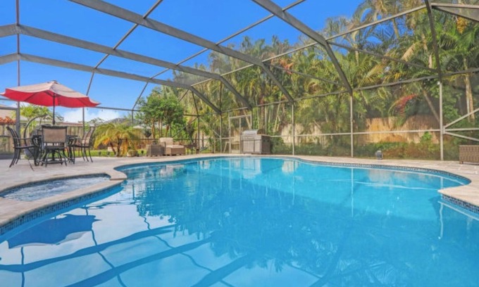 West Palm Beach House | Charming private pool home 3br/2 bath