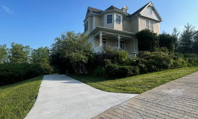 Pella Apartment | Charming private entry apartment tucked under victorian home 6 miles from Pella.