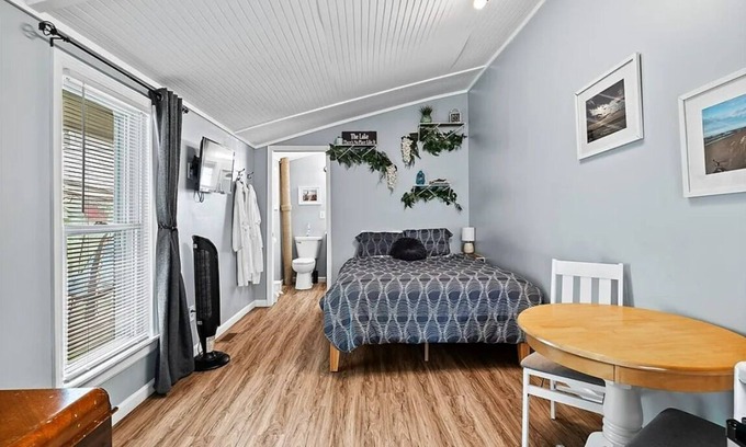 Detroit - Shoreway Apartment | Charming Private Studio in Gordon Square with Direct Path to Edgewater Beach.