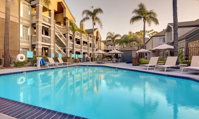 Sunnyvale Hotel | Charming Queen Stay! 4 Pet-Friendly Rooms w/BBQ Area & Fresh Breakfast!