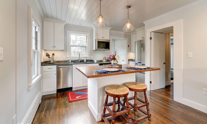 Falmouth House | Charming Quissett Cottage - Private beach/Walk to the Knob!
