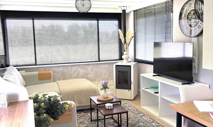 Municipality of Heerhugowaard House | Charming, renovated mobile home on a spacious, green plot