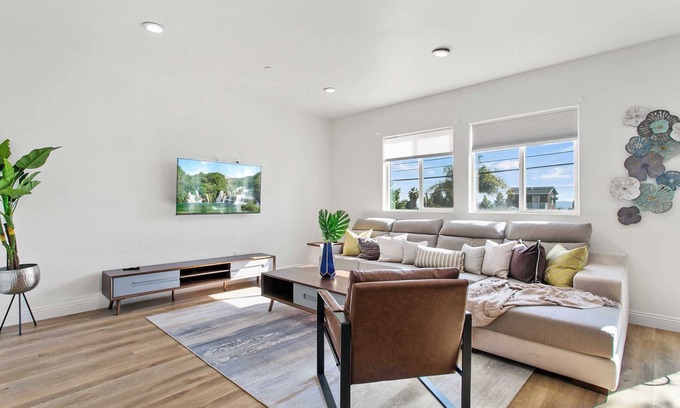 Sylmar House | Charming Retreat Nestled in Serene Apple Grove Lane – Perfect for Peace #41877