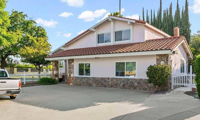 Valle Lindo House | Charming Retreat on Pecan Grove Dr
