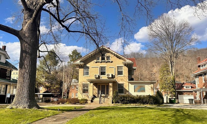 Charleston Apartment | Charming riverfront studio on Kanawha Blvd E in Charleston - steps to WV capitol